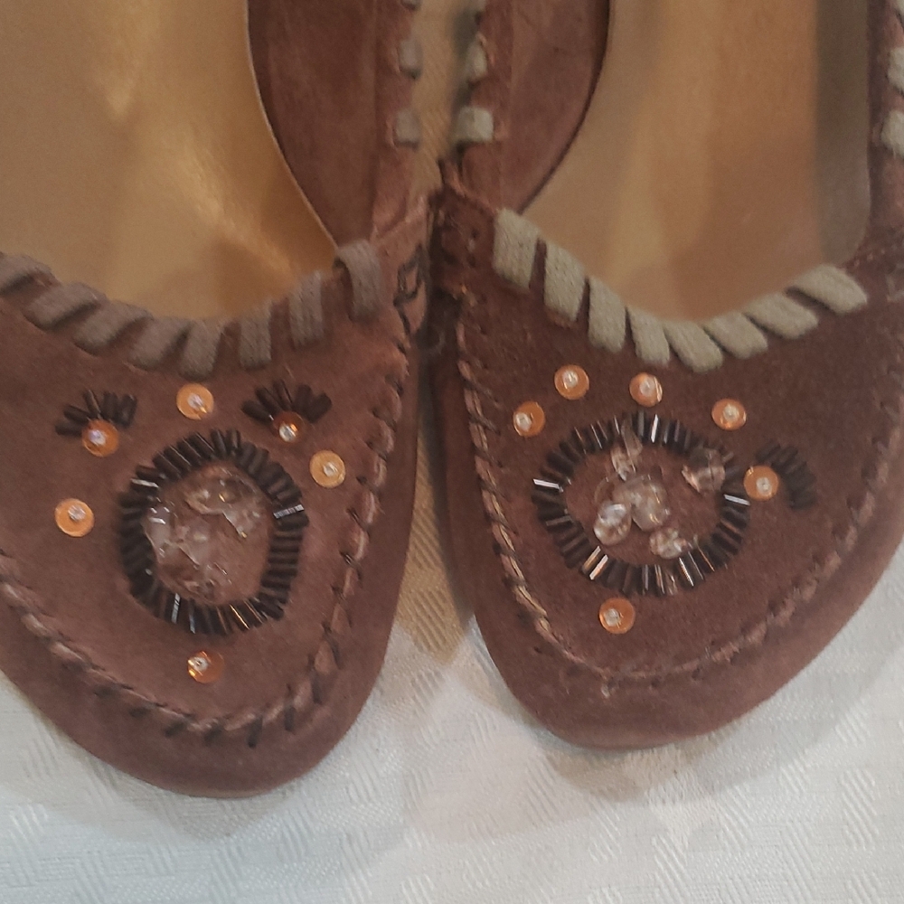 NEW Port News Stylish Brown Embellished Moccasins Kitten Heel - Picture 2 of 13